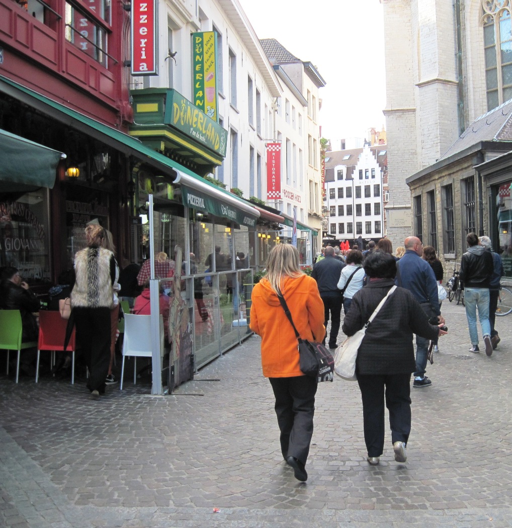 3- Anversa- Una strada con ristoranti e pizzerie verso la cattedrale